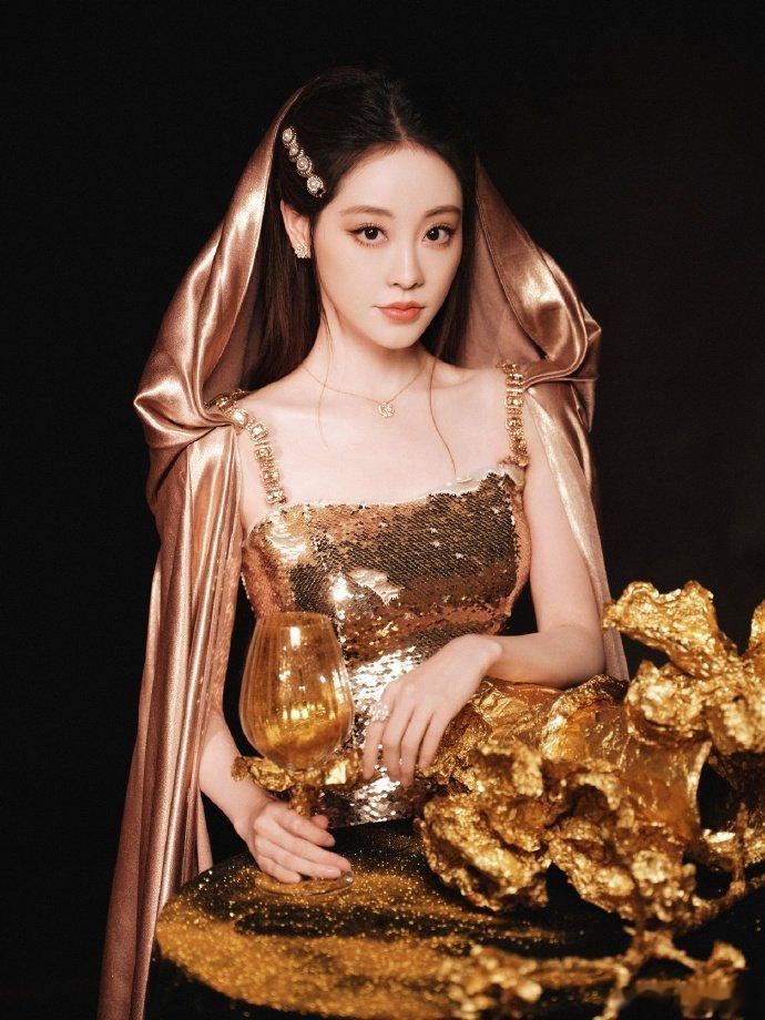 祝绪丹金枝玉叶具象化祝绪丹鎏金礼裙加身勾勒挺拔曼妙身姿全程仪态端庄举手投足皆是