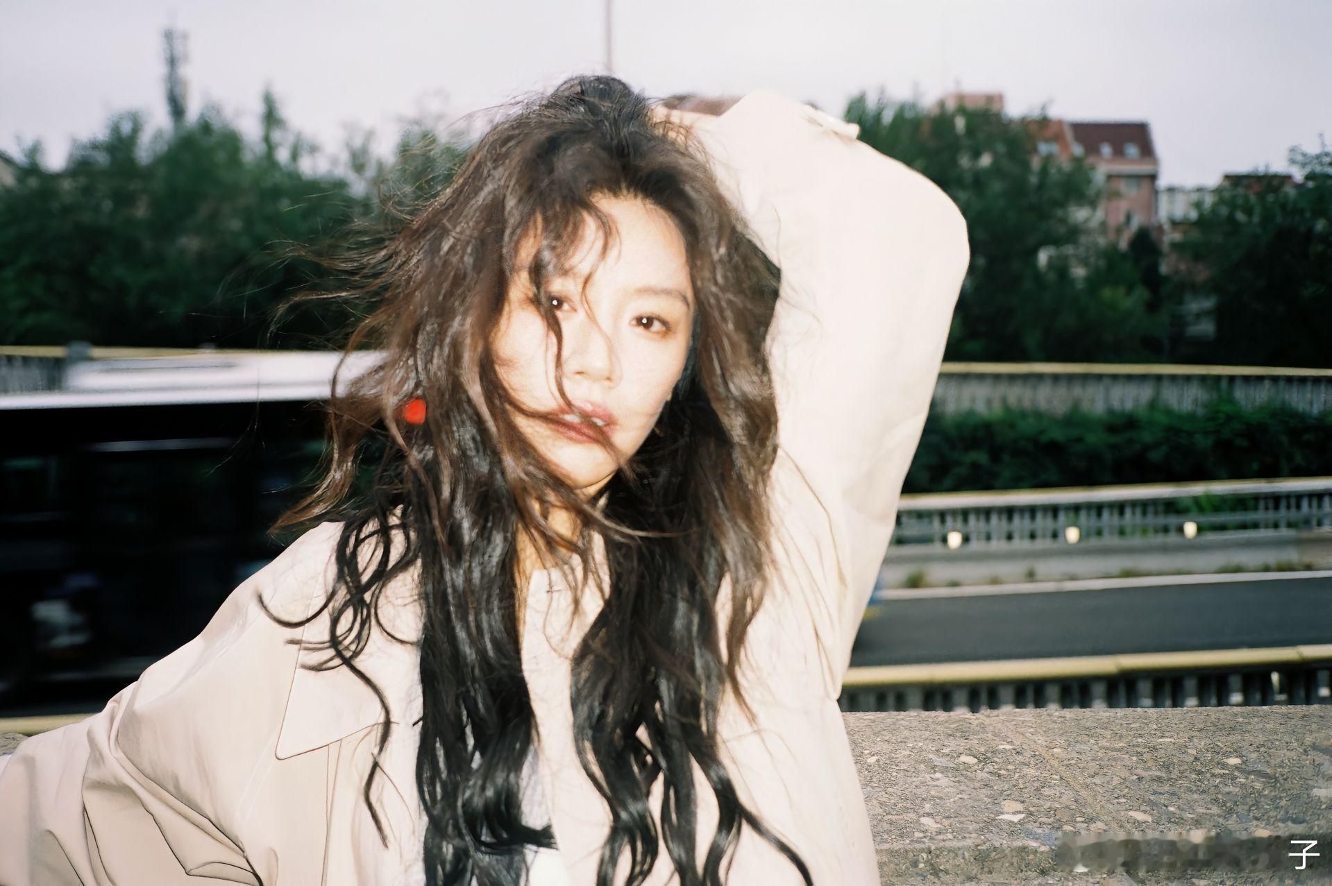 马思纯镜头里的松弛感看到马思纯嘴角轻轻扬起的笑容，真的瞬间治愈所有疲惫！不刻意不