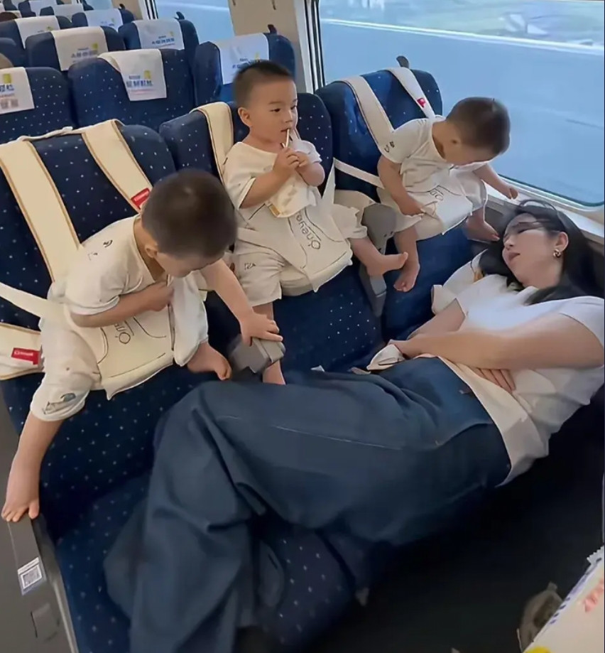 这个妈妈好心大呀看着孩子睡着了。