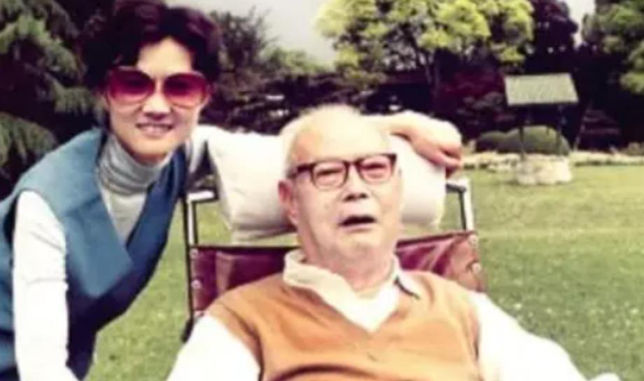 71年，周总理找到了毛主席，说道：“叶帅尚有一女在狱中”，毛主席回了九个字，给这