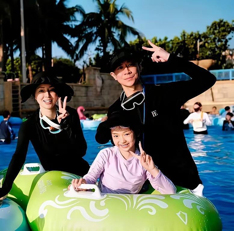 董璇张维伊在三亚过年，张维伊背着粉色包包，还挺贤惠，哈哈，看来现在爸爸的角色，他