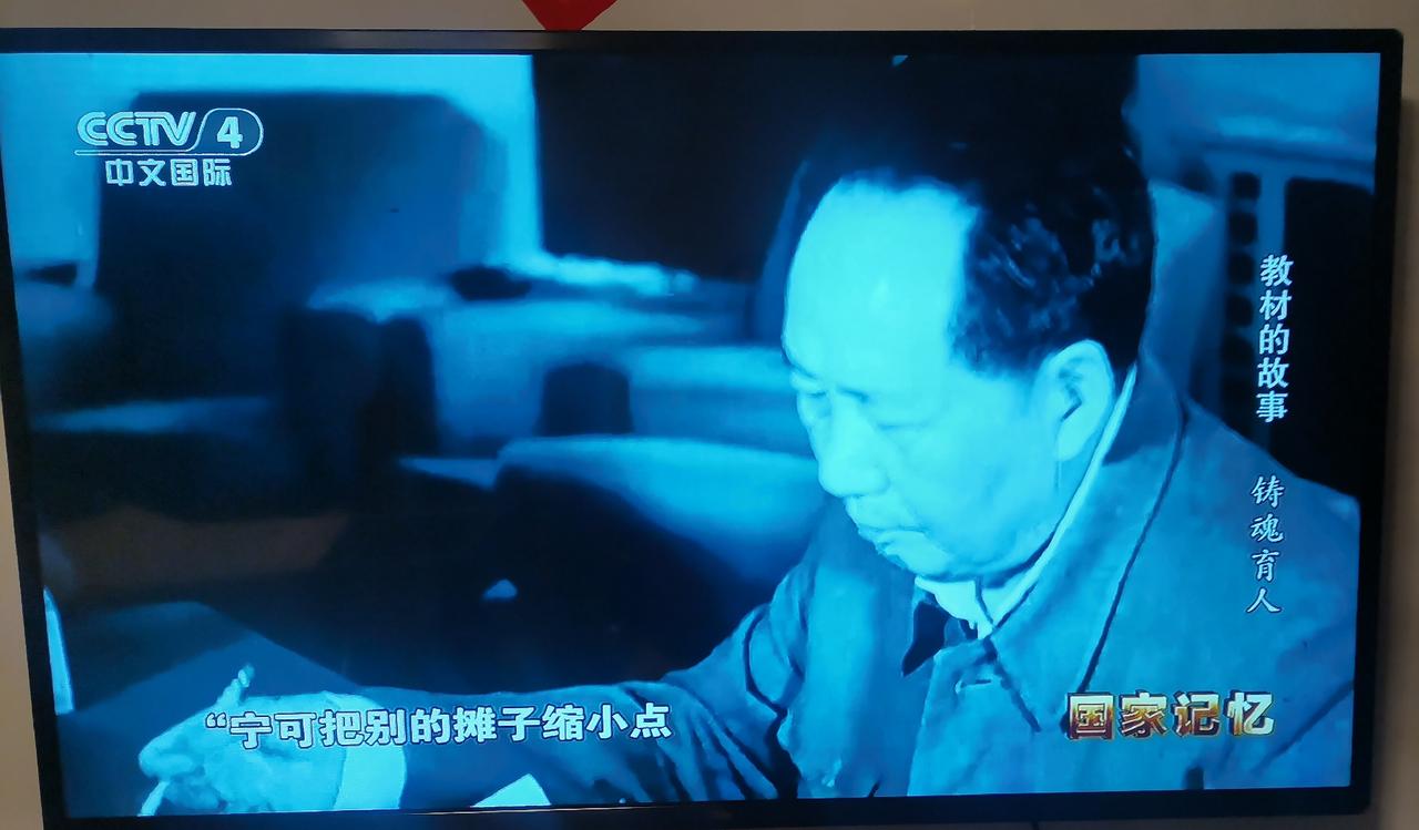 你以为课本就是几本教科书？错了。课本是一个国家给下一代装的"操作系统"，装什么系
