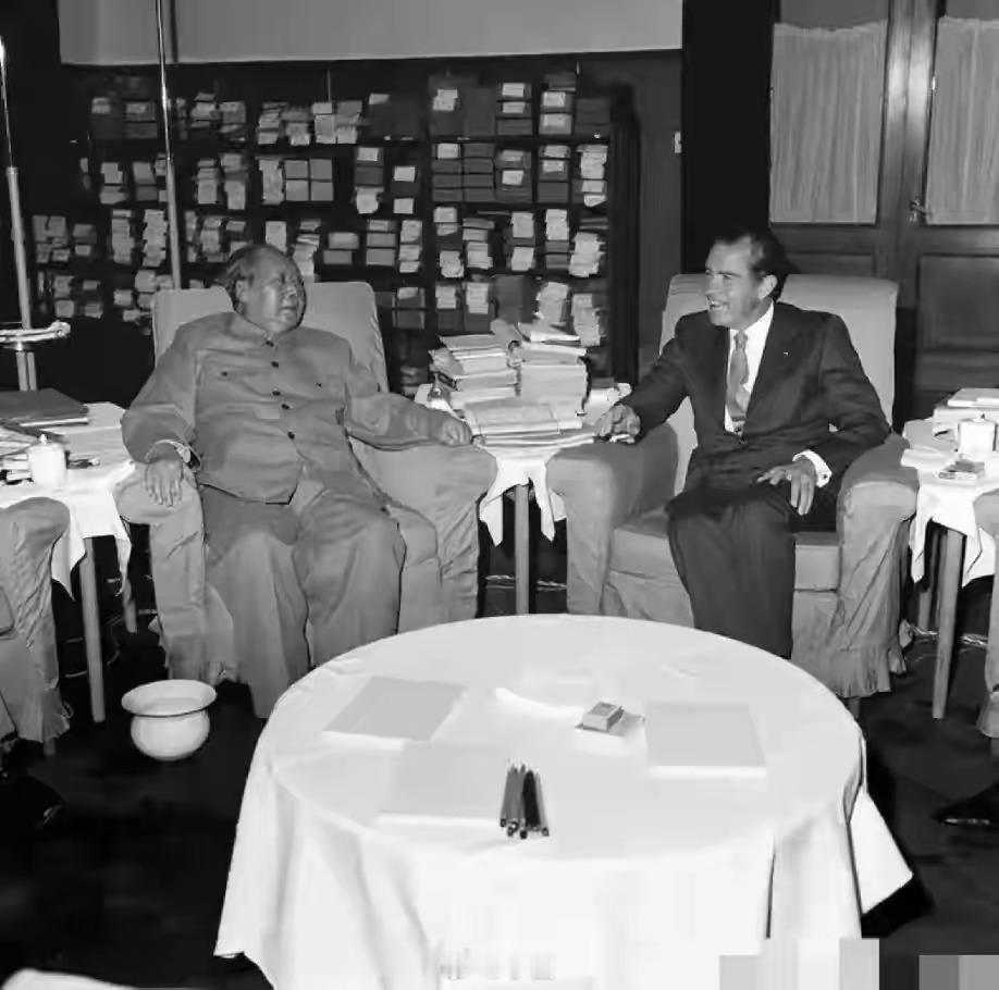 1972年2月21日，中南海书房。毛主席在这里会见了首位踏足新中国的美国总统尼克