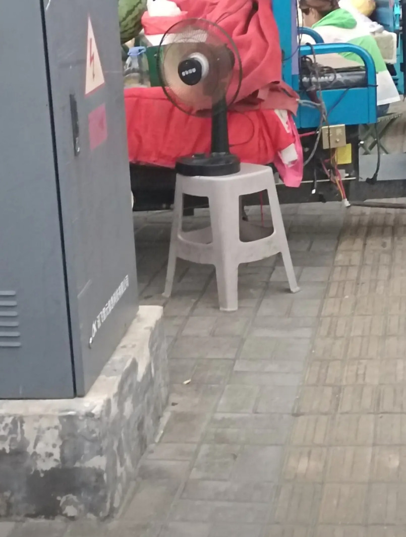 卖西瓜的大叔，电源是怎么接上的，求解