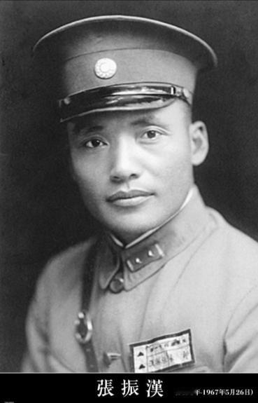 1936年，一名国民党中将跟随红军走完长征，谁知等到了延安，毛主席却对他挥了挥手