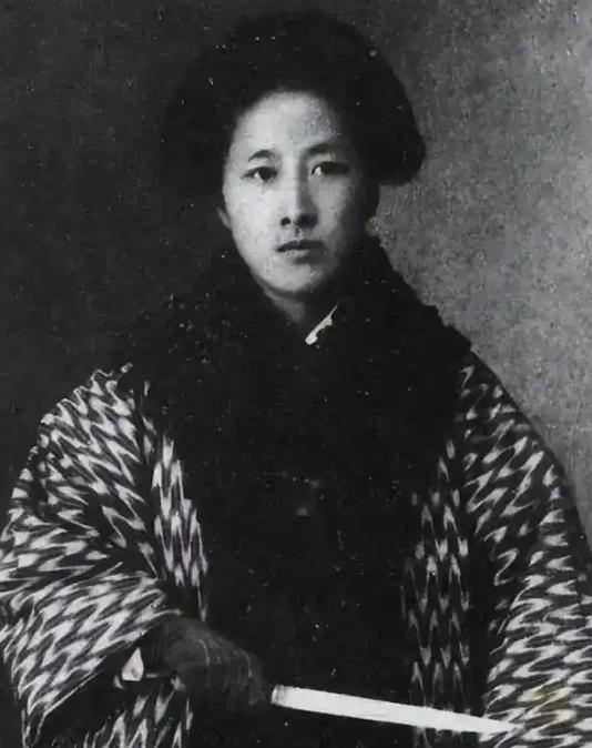 1907年7月15日，秋瑾被押赴刑场行刑，临死前她提了个古怪要求：别脱我的衣服！