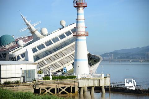 是“倾斜”，不是“侧翻”，“明珠七号”目前还在水面上。浙江温州杨