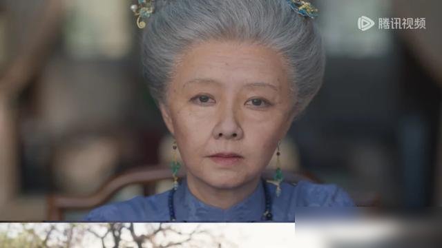 谭松韵这张脸，终于演到老年了，结果眼神还是十八岁。《兰香如故》里她顶着一头白发，满脸褶子妆，镜头一推