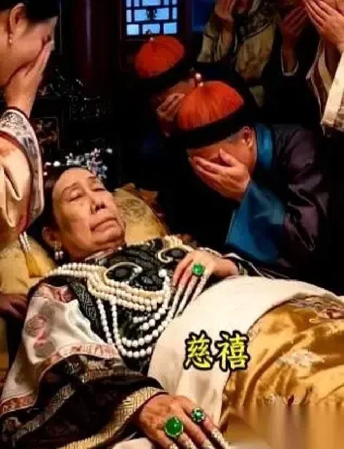 1908年，慈禧咽气前，留下的最后一道口谕，不是传位，而是要她身边最亲的八个宫女，活生生陪葬。偏殿的