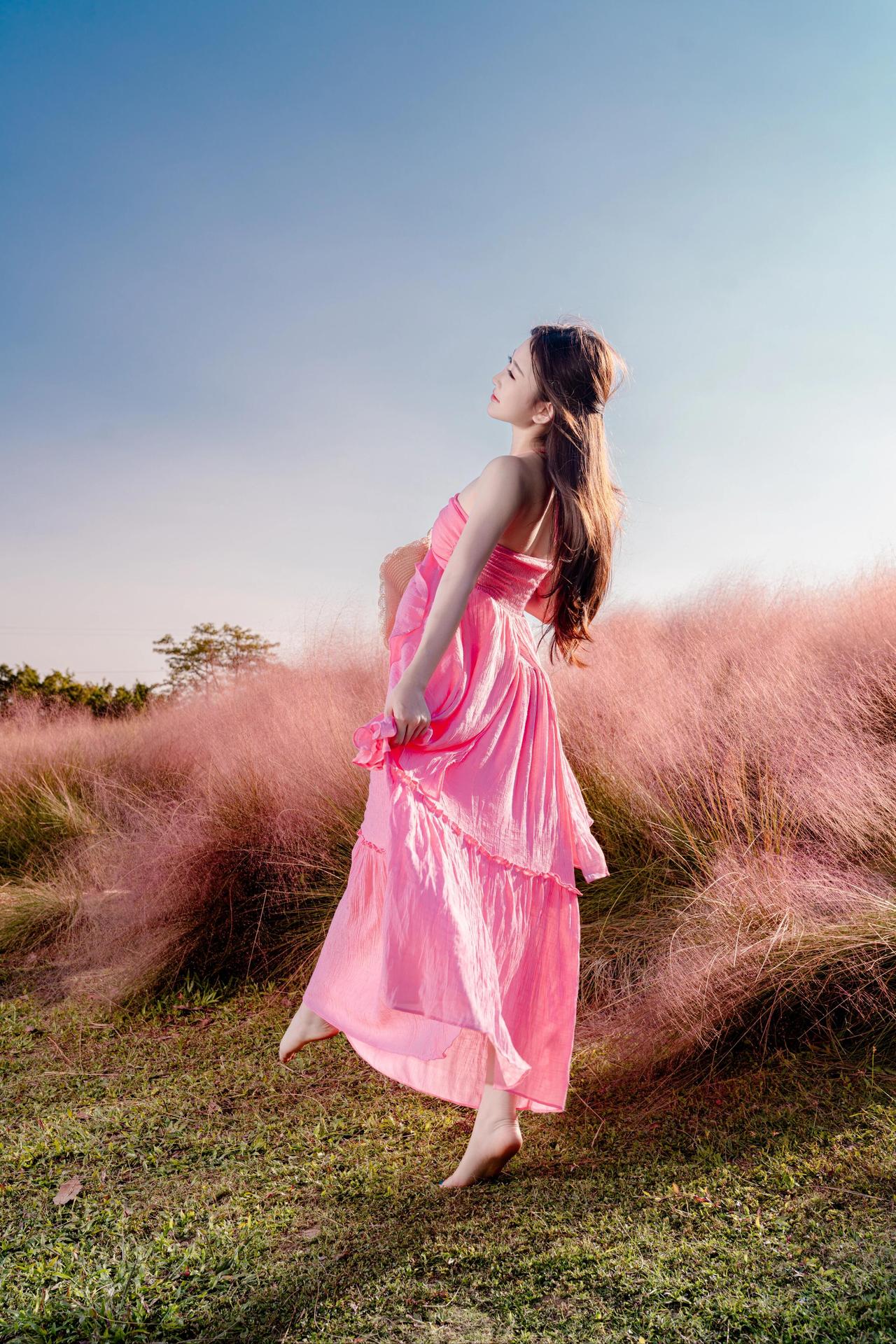 粉裙少女漫步花海