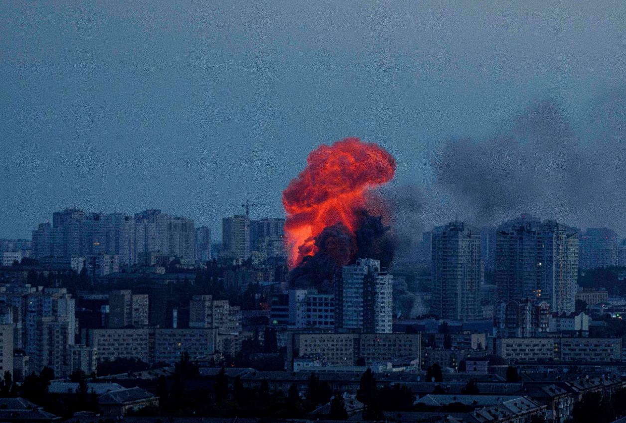 凌晨时分，俄军导弹从天而降，基辅多地遇袭，泽连斯基求助无门 这段时间，乌克兰