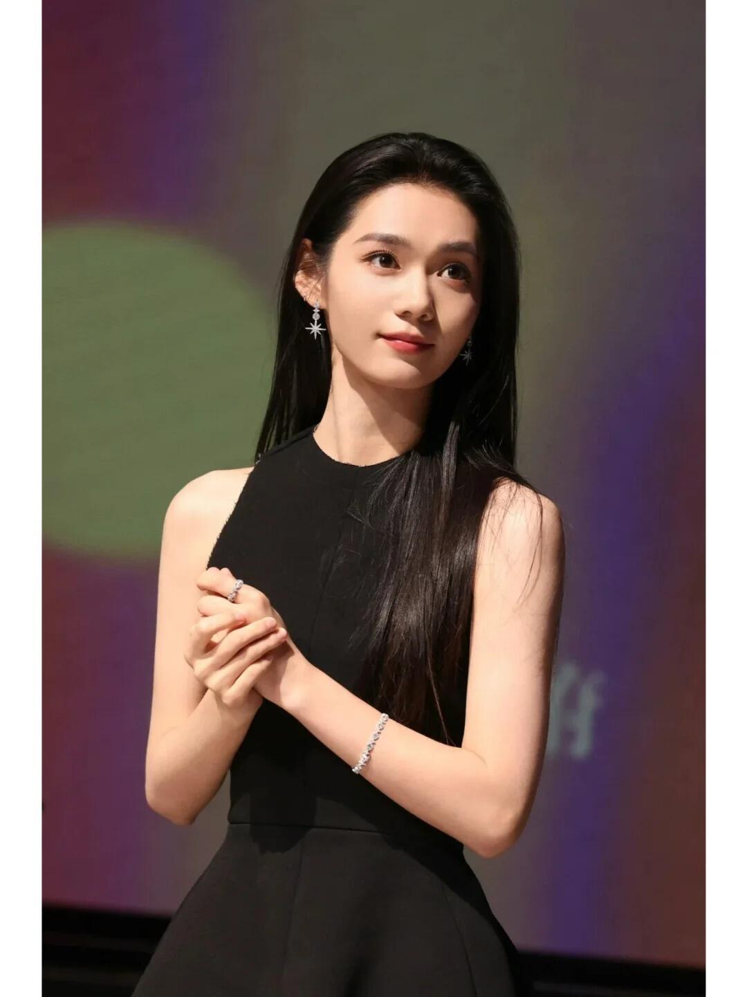 段奥娟她真的变化好大段奥娟现在真是气质出来了，好端庄大气啊，​​​