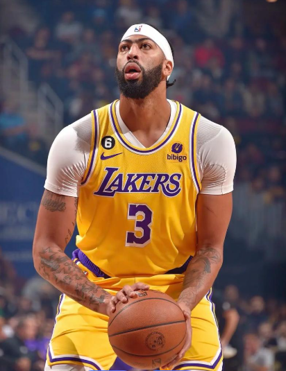 现役NBA中的十大防守悍将！1. 字母哥：身体素质出众，臂展长、移动速度快，