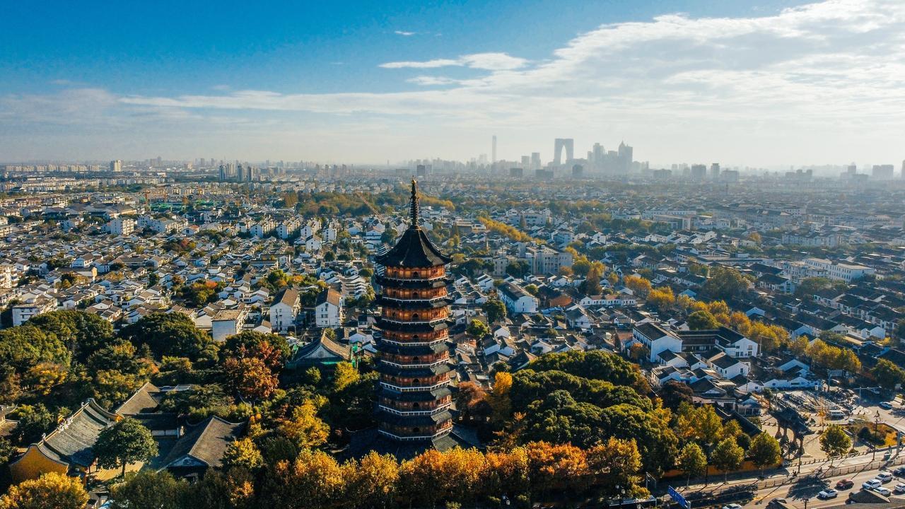 到了苏州的市中心，着实有些惊讶，竟全是粉墙黛瓦的平房，不见一座高楼。其实这背后大