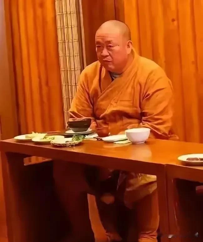 终于摸索出来了为什么释永信一直吃的是素食，却依旧长得圆润，不是因为他太贪吃了，