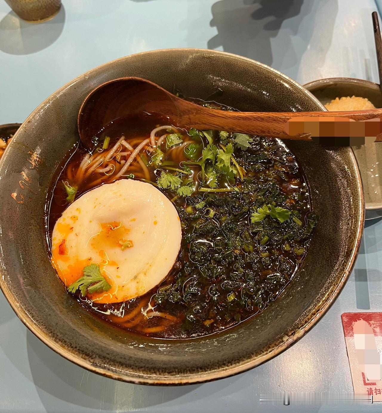 今年上海餐饮商家之间的价格，杀疯了！中午就花了16元，买了一份套餐，里面菜的品