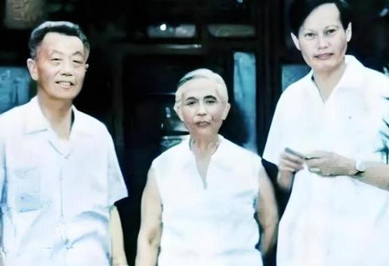 1971年杨振宁刚回国，在见到岳父杜聿明时顺口叫了声“杜先生”，此时的周总理却赶