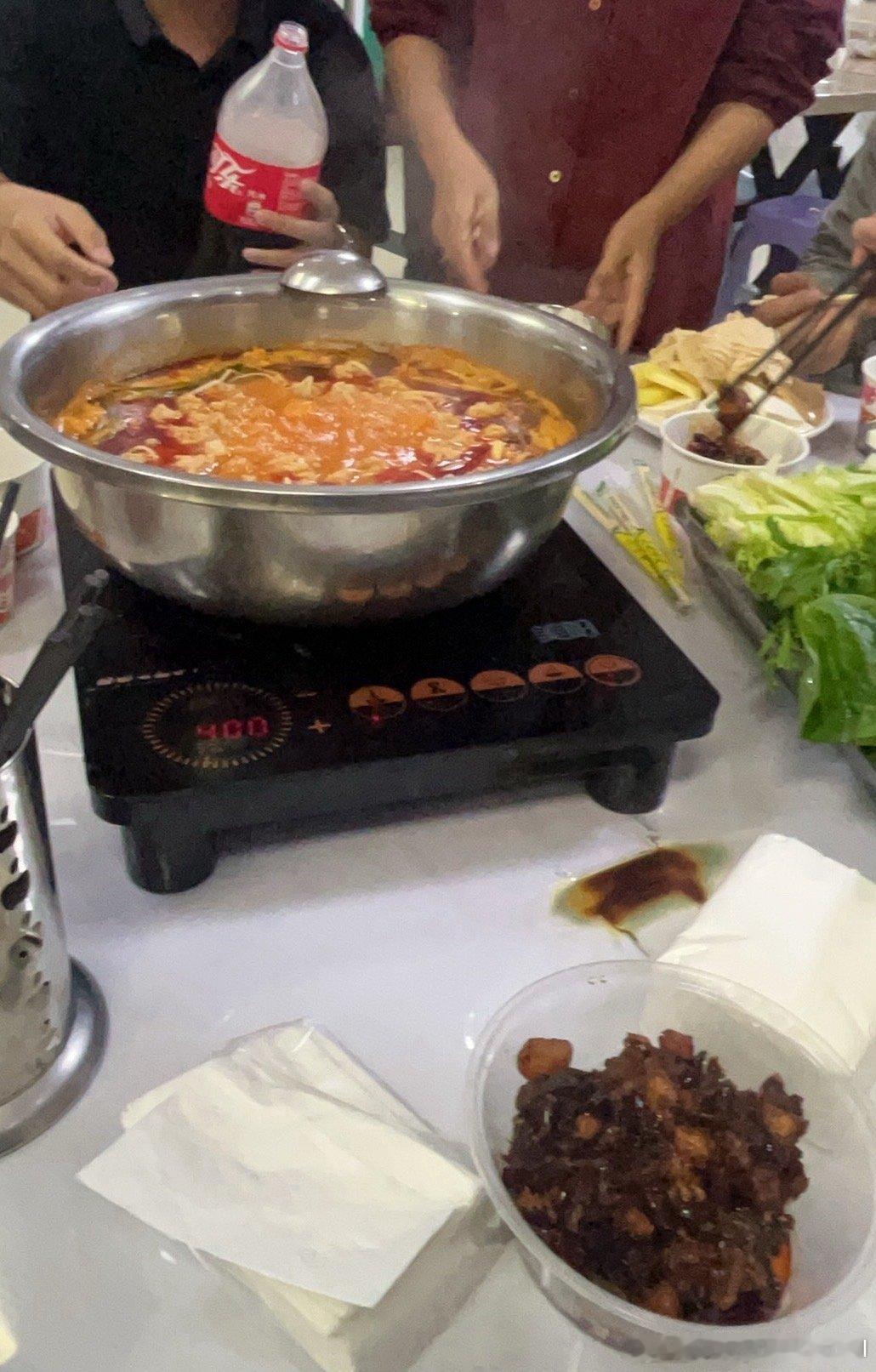 贵州的酸汤火锅，辣子鸡也好吃​​​