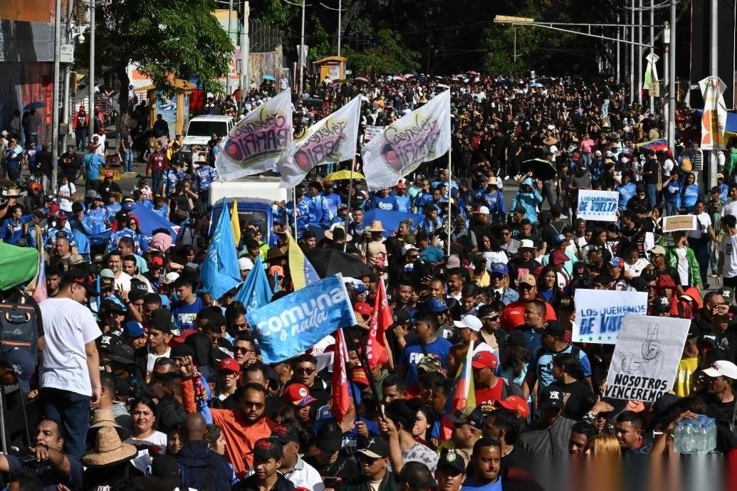 委内瑞拉老百姓冲击总统府了！罗德里格斯以为有美国撑腰就能稳坐，清洗反美官员、把经