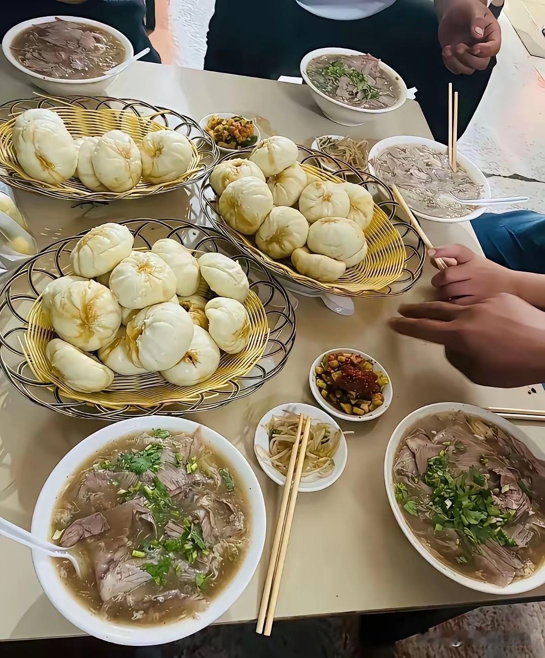 10块一碗的羊肉汤，真的很好吃。