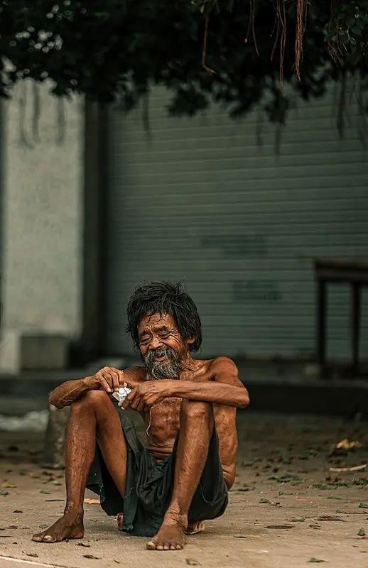 穷人活着的动力有很多。不少人想变成富人，或者让后代变成富人，过上有权有势的生活。