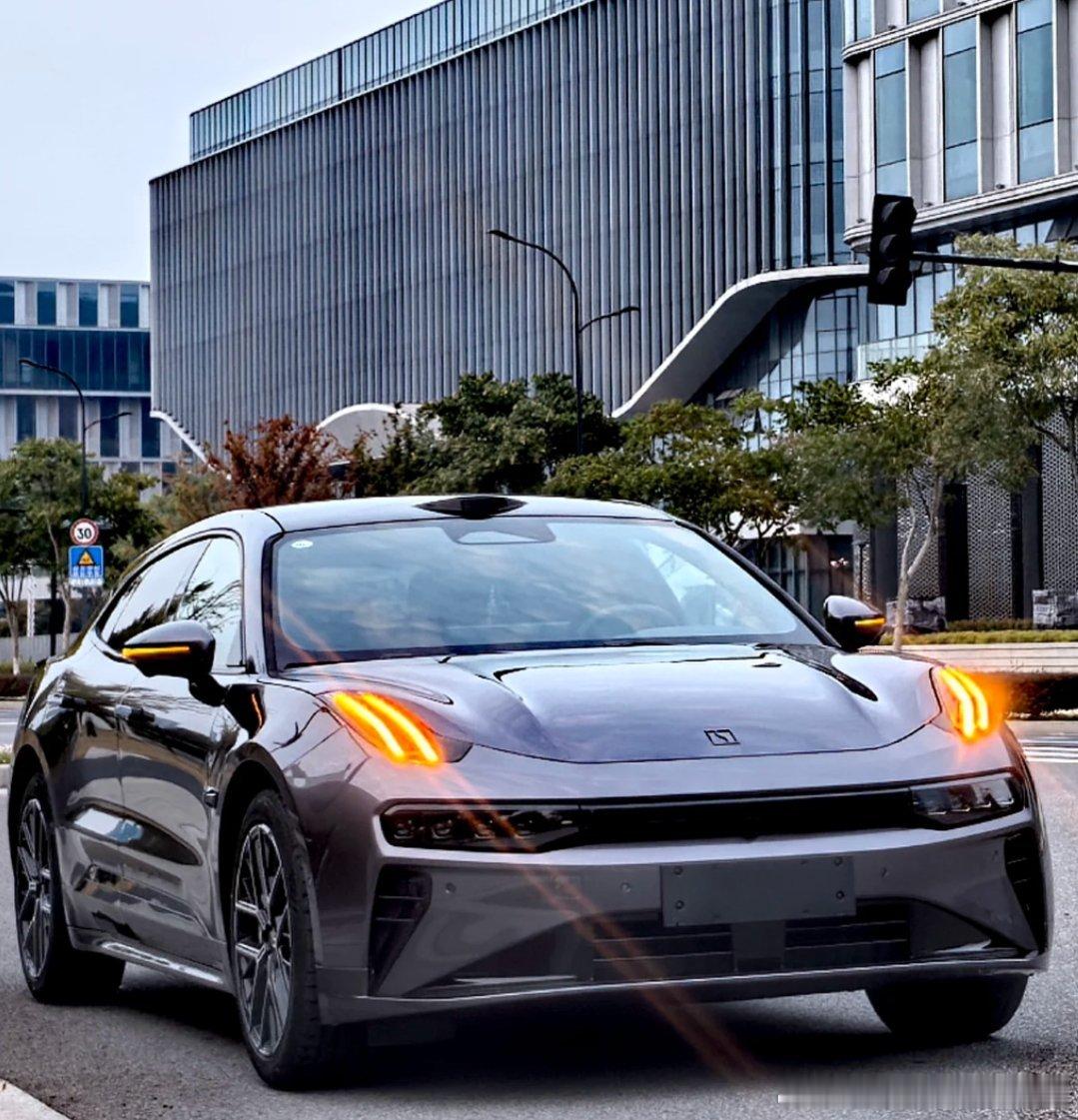 「全新极氪001的硬核配置单」◾900V高压架构：性能与效率的基石◾2.83