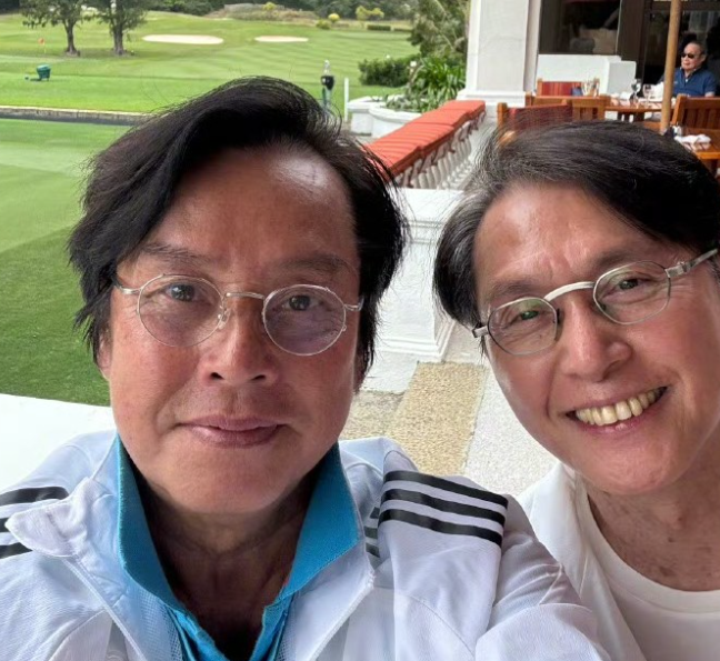 75岁的谭咏麟高调晒出一段视频回应起因是有不少网友，曝光了他在横店片场拍戏的照