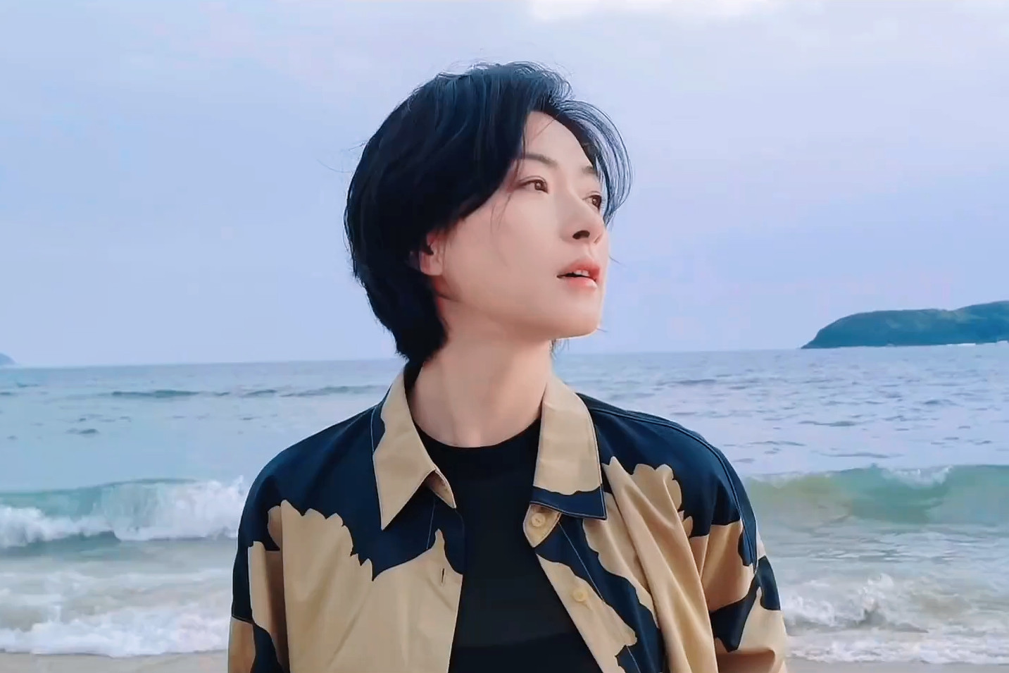 万茜｜万茜的幕间漫游记｜万茜icy愿平行世界里的ICY可以在浪漫的海边🏝