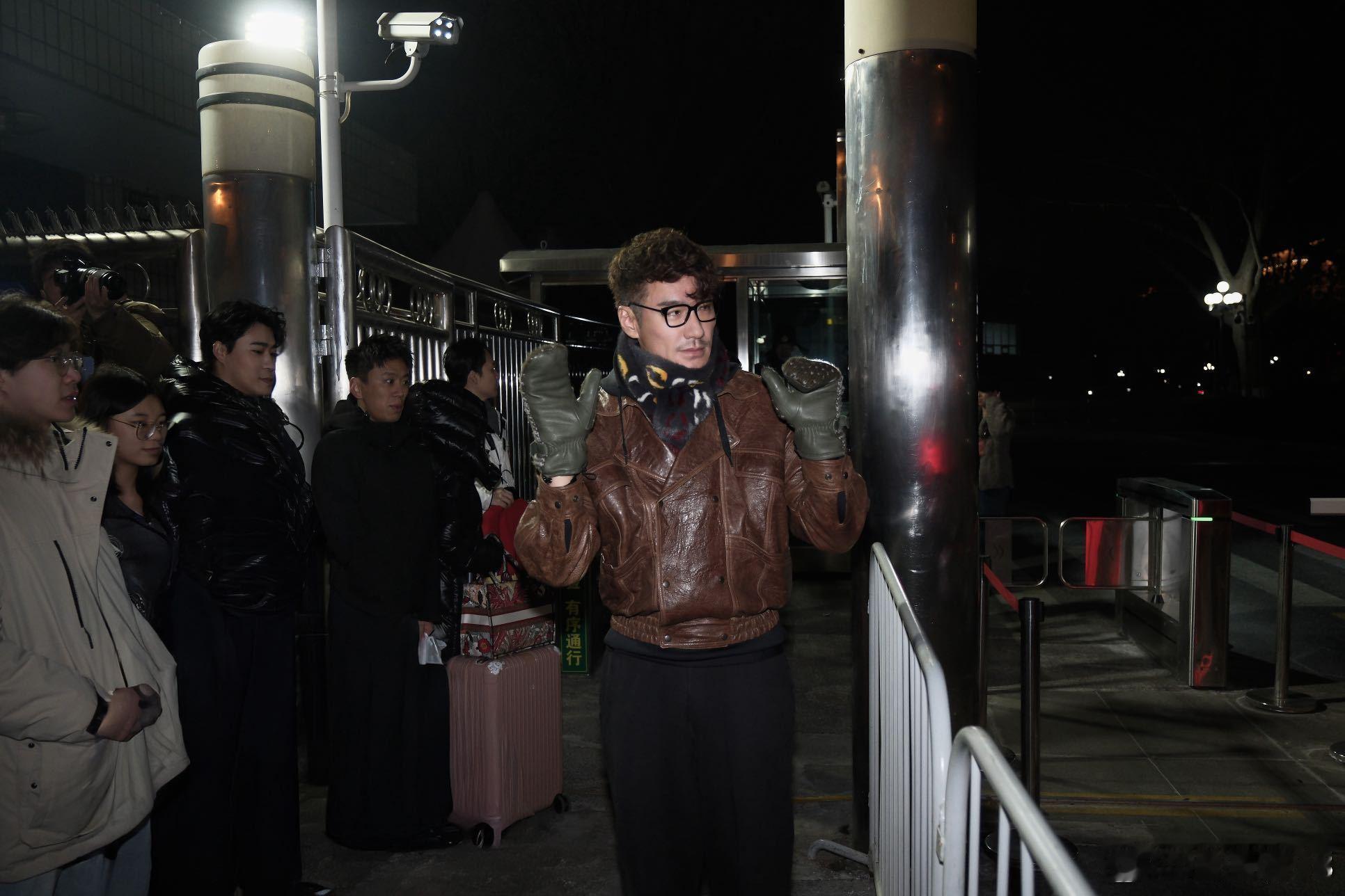 胡兵羽绒服好吸睛救命！胡兵春晚联排羽绒服造型杀疯！打破常规的叛逆感拿捏到位，肩宽