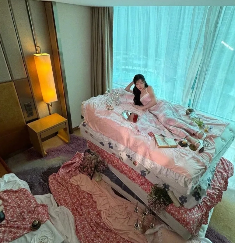 一觉醒来天塌了虞书欣的床[？？？]我不相信她真的在这个床上睡觉这个高度，