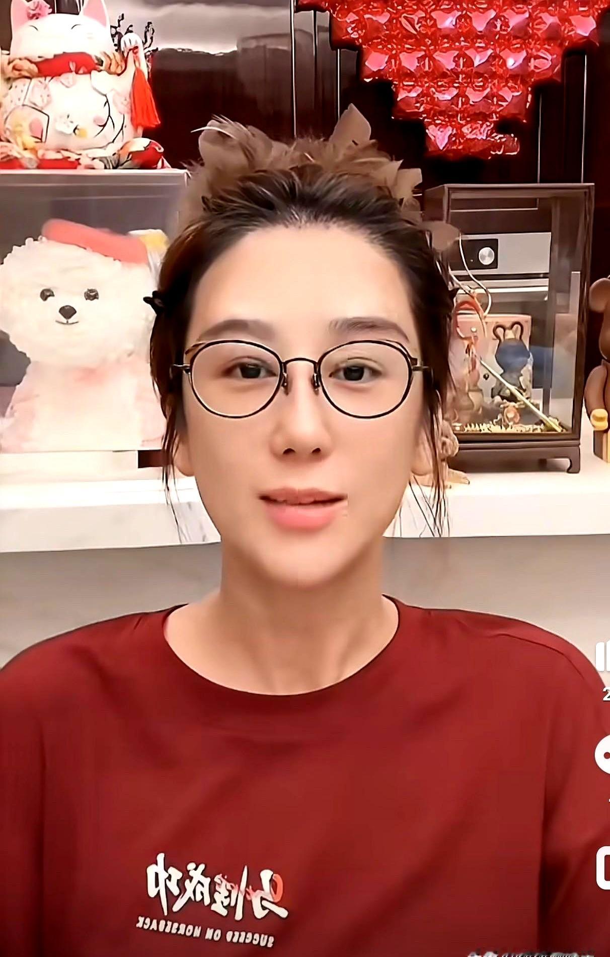 蒋丽莎在直播间对着方媛大倒苦水，感慨俩人从内地嫁到香港面对圈层和舆论有多不容易，结果网友一句话直接把