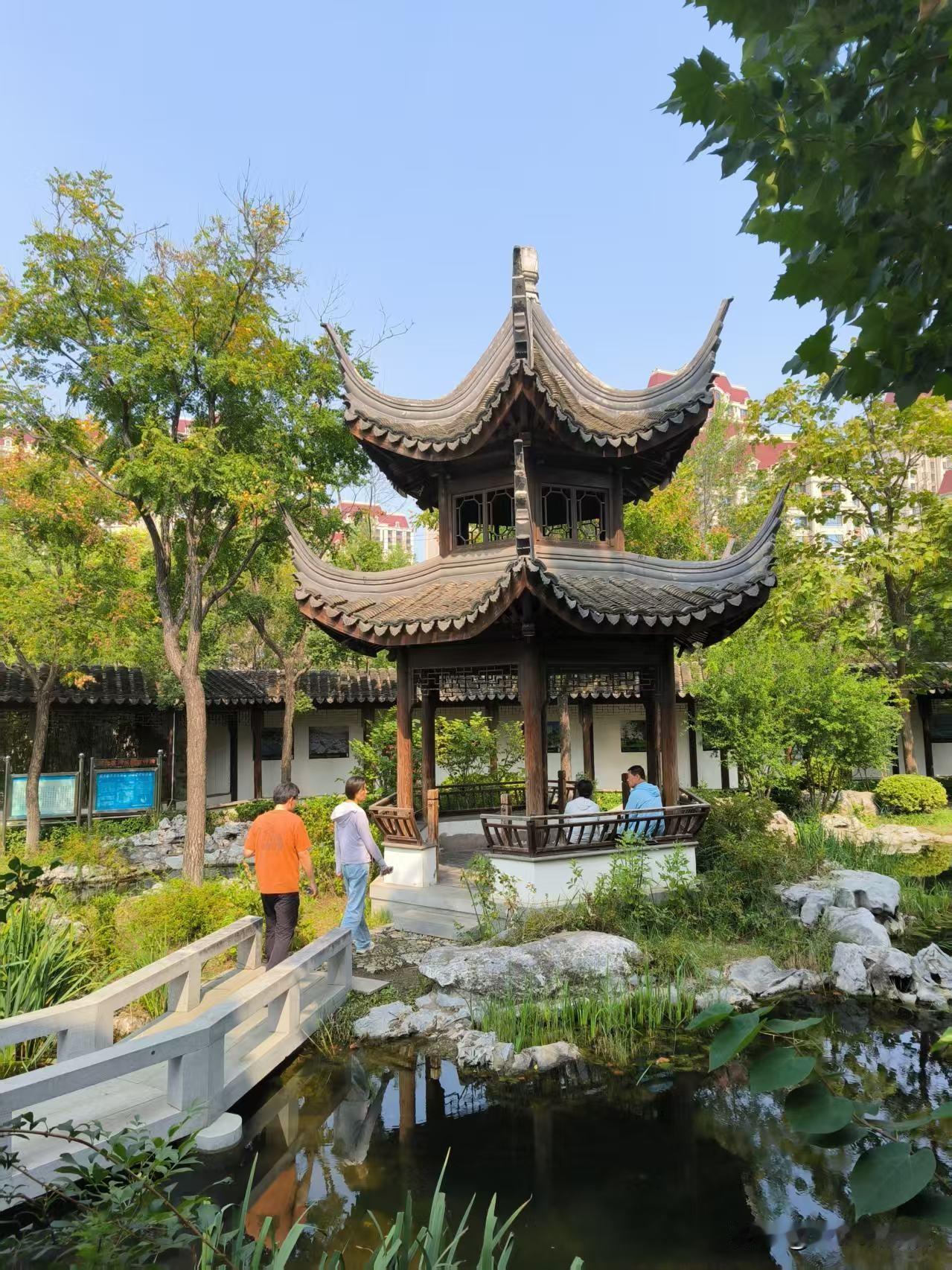 紧邻北运河有一个小公园，园内亭台楼阁，小桥流水，都是江南园林风格，一院套一院，景