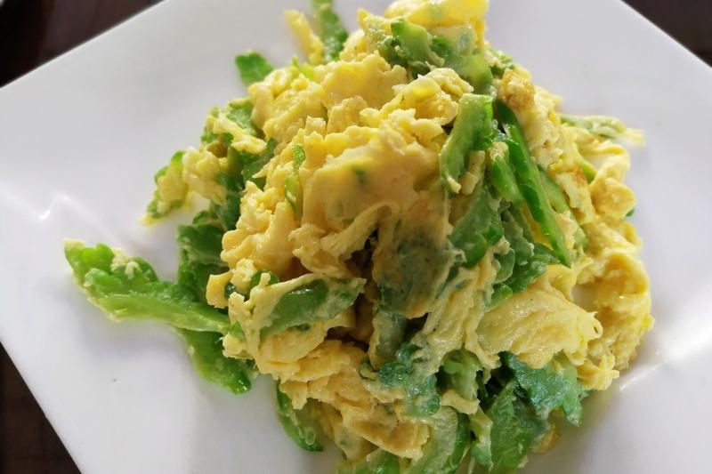 降血脂有些食物堪称“小能手”。燕麦得排第一，它富含β-葡聚糖，能降低胆固醇