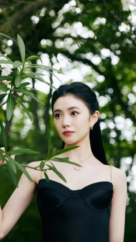 1.很多人说四字是i人，因为他不需要在任何场合去主动社交，采访都可以拒绝，有这个资本。2.杨颖跟井柏