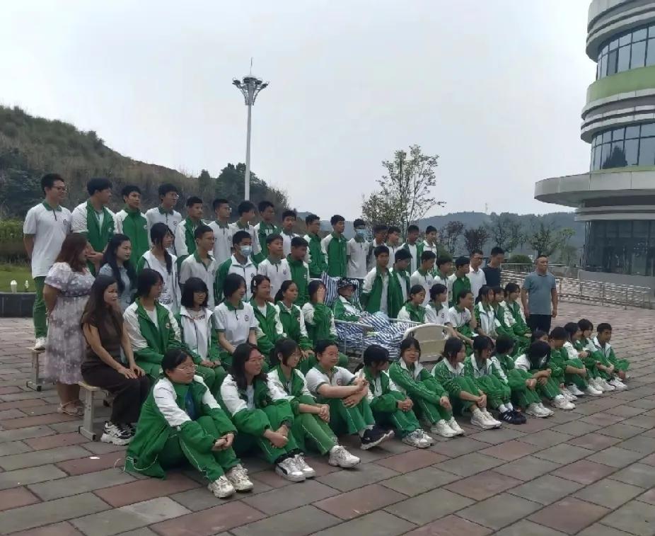 医院里，突然徒步走来了一群身穿校服的学生娃娃，看见后面发生的一幕，瞬间让人感动泪