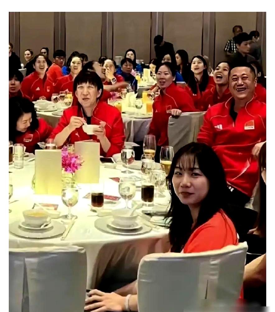 这阵子看女排时，刺眼的不是比分，是那双眼睛里没了光。连着负于多米尼加、意大利，