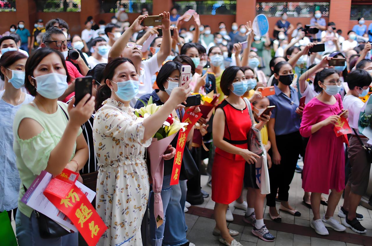 给高考家长们泼一盆冷水，高考结束了也不能太过于放松。高考终于结束了，家长们也