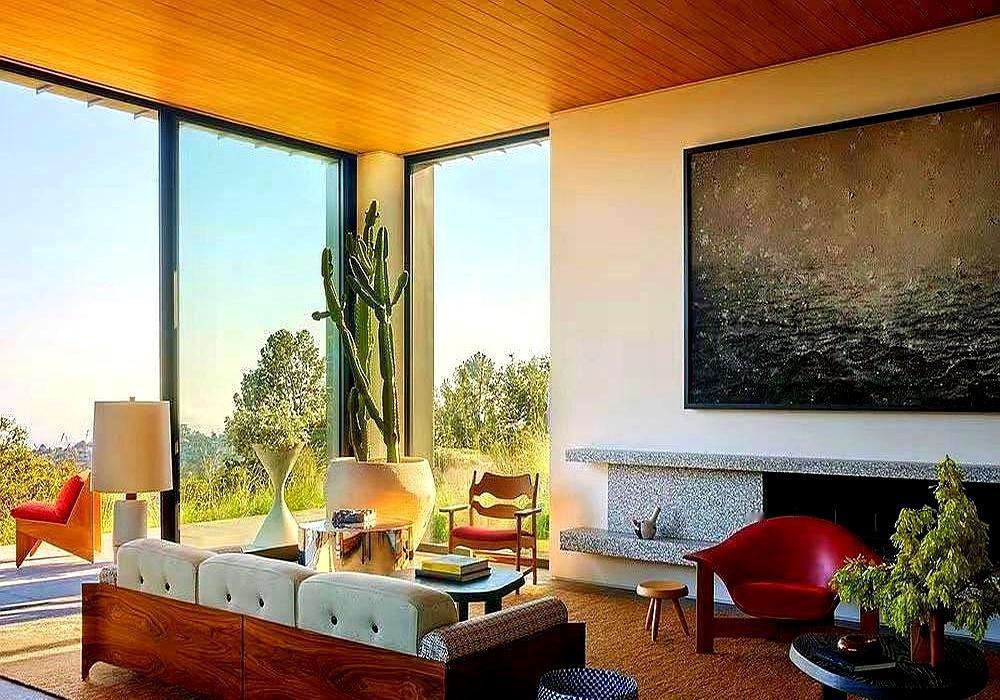 阳光就这么大片大片地透进来，我只想把鞋子一甩，这家人特意把客厅布置得没有