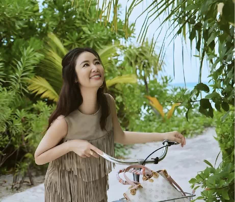 林心如第二次去马尔代夫玩得超开心。这次她是为庆祝生日去的，住在海上别墅，享受私人