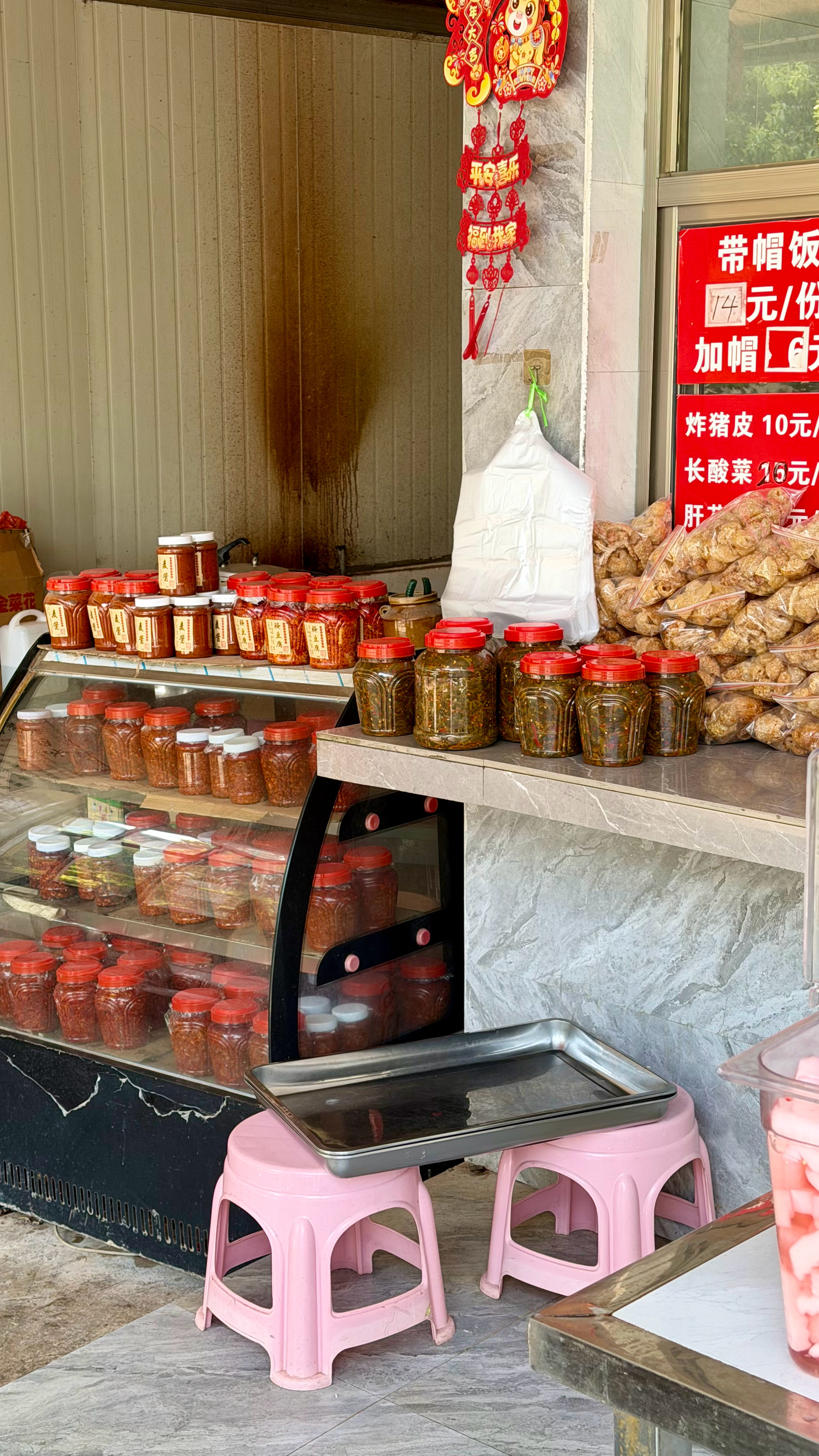 在丽江永胜的村子里，藏着一家开了20年的老四带帽饭。柴火现炒的浇头，搭配管够的素