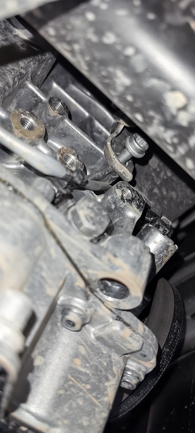 迈腾B9首保护板里掉出螺丝迈腾B9，今天去做首保，刚拆下发动机护板，掉出一颗螺