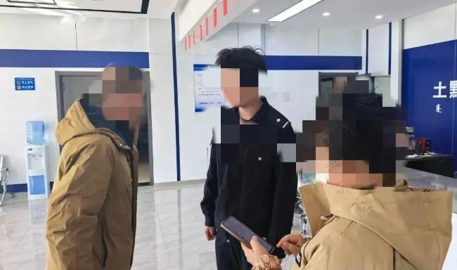 内蒙古一男子彩票中奖，由于太兴奋，竟然将彩票拍照，发在业主群分享，狠狠炫耀了一番