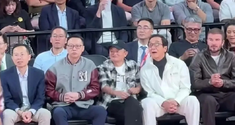 成龙的咖位真不是盖的。蔡崇信的篮网在澳门比赛，马大叔亲临现场，成龙、贝克汉姆也一