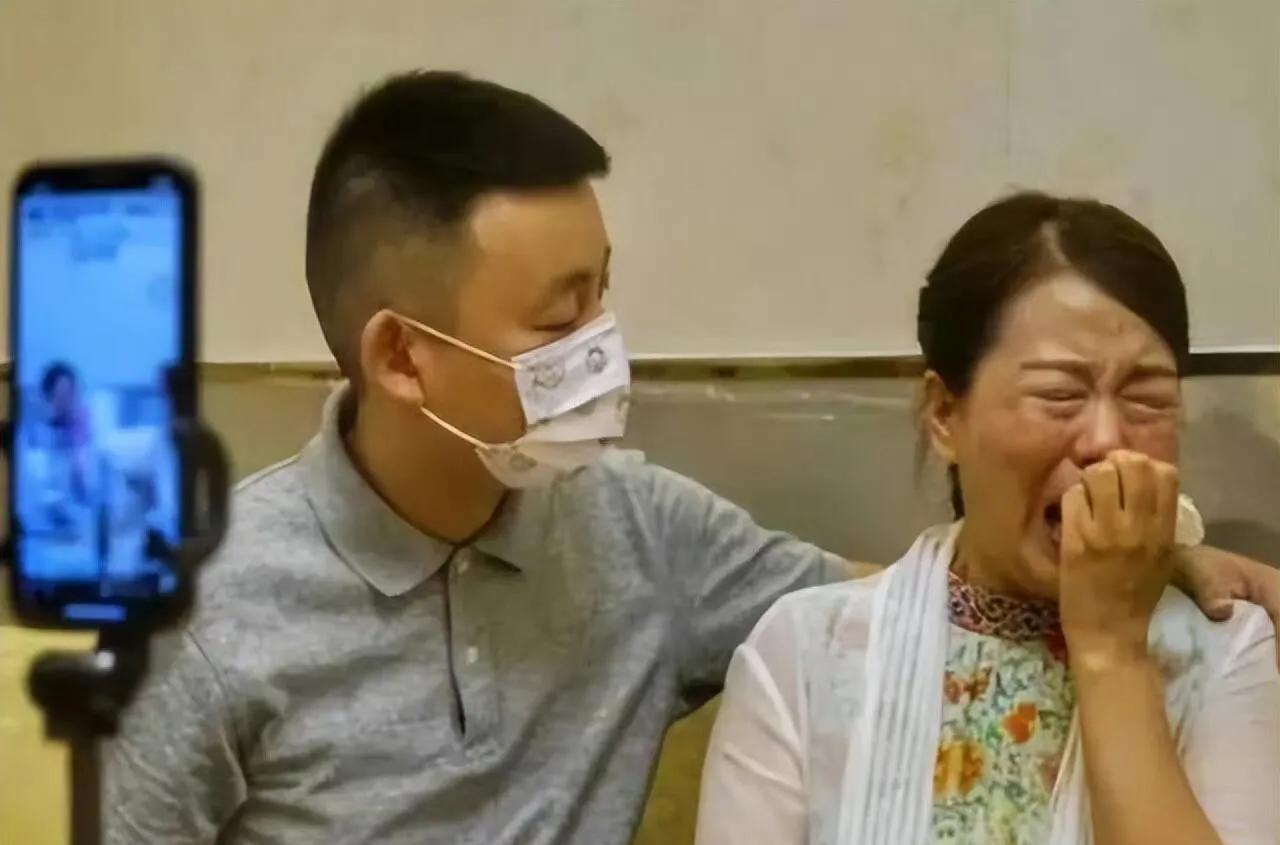 有件事我怀疑很久了那就是许敏直播带货被骂博眼球这事我也觉得她靠儿子炒