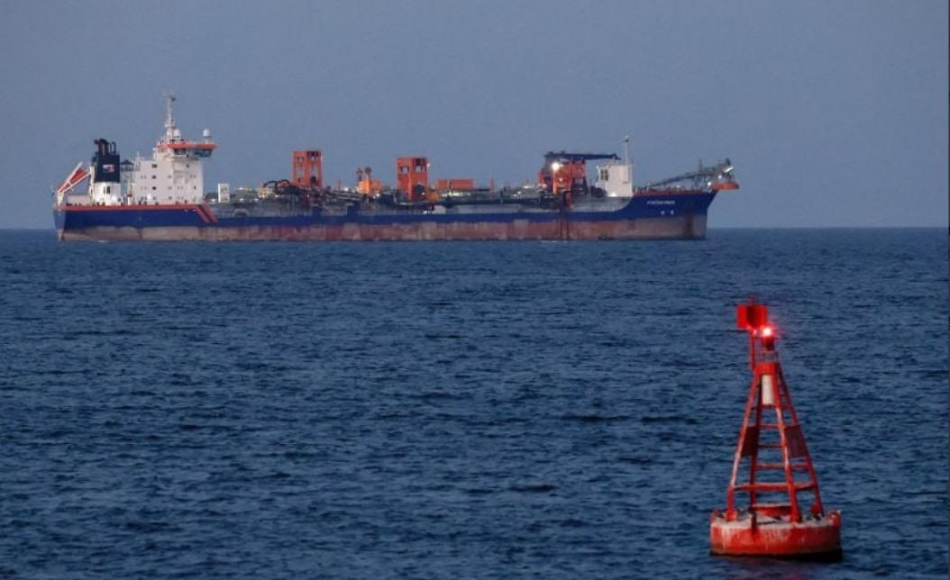 媒体大肆渲染了一则看似美好的故事：30艘载有5000万桶沙特石油的油轮正驶向延布