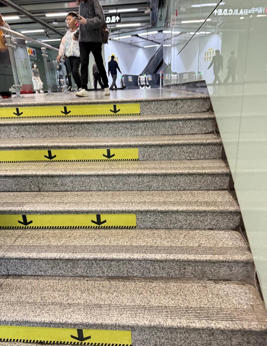 怎么没人说广州地铁那么多楼梯啊🫠🫠🫠广州