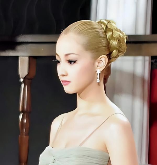 “亚洲第一美人”泽尻英龙华的婚前协议太让人开眼了：婚内每月夫妻生活不得少于5次，