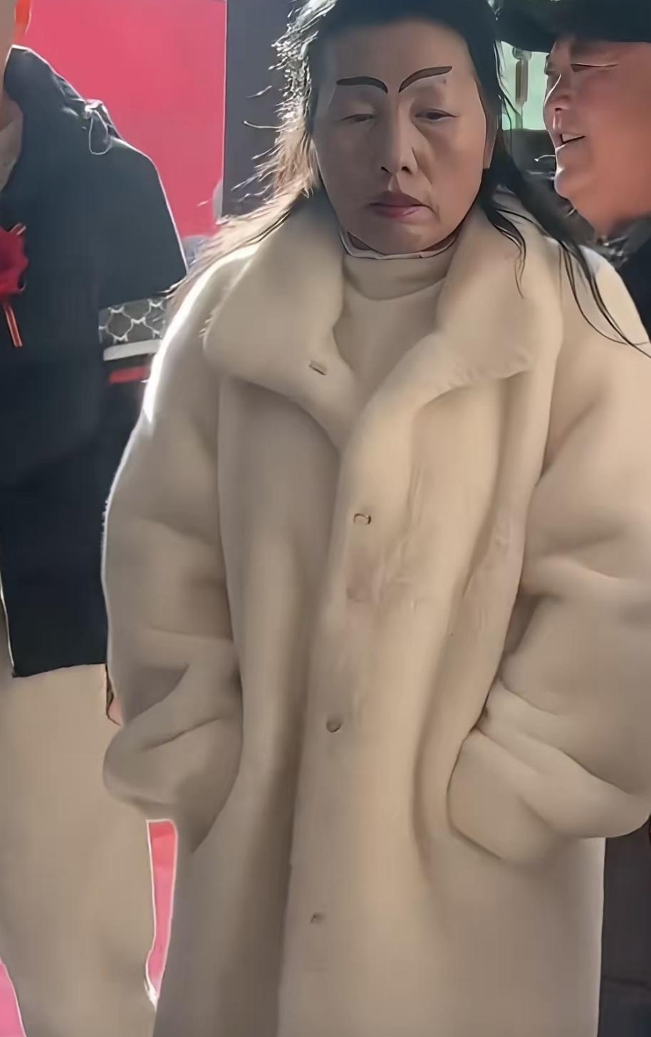 最近我们镇上可热闹了，一家新纹眉店打特价，99块就能纹，好多老太太都去了。我妈也