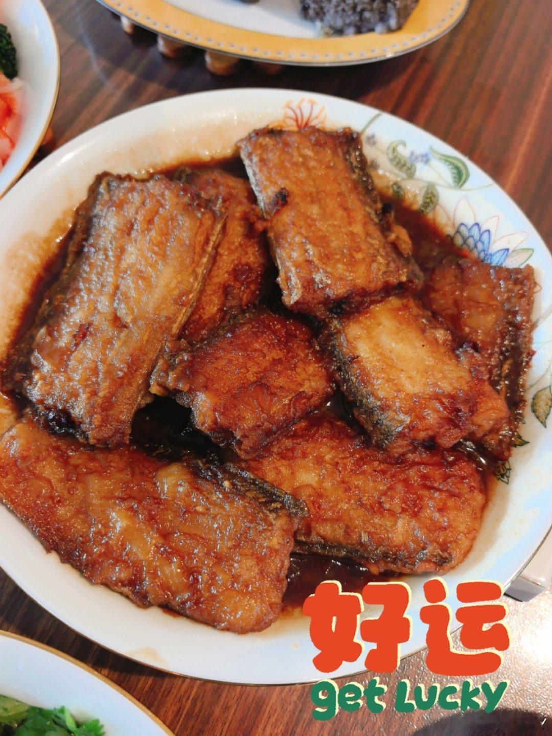 午餐，红烧带鱼、香干炒豆芽、凉拌长豆角、西兰花拌蟹棒，宝贝带来一只烧鸡[滑稽笑]，减肥不做汤了[滑稽
