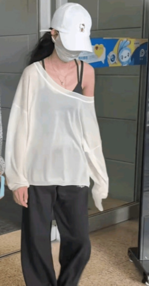 宋祖儿这衣服是设计的，还是坏了啊。[滑稽笑][滑稽笑]